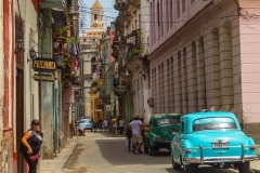Auch in den Nebenstraßen von Havanna sieht man diese wunderbaren alten Autos.