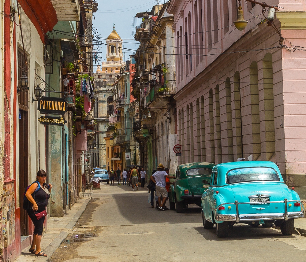 Auch in den Nebenstraßen von Havanna sieht man diese wunderbaren alten Autos.