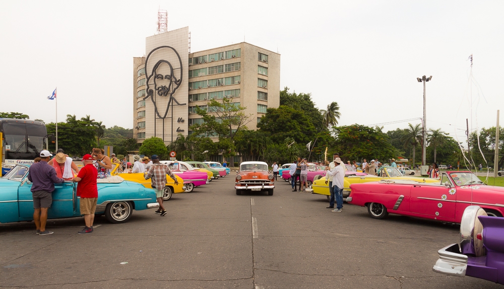 Taxis voller Touristen in Havanna am Plaza de revolucion.