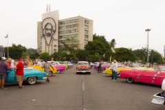 Taxis voller Touristen in Havanna am Plaza de revolucion.